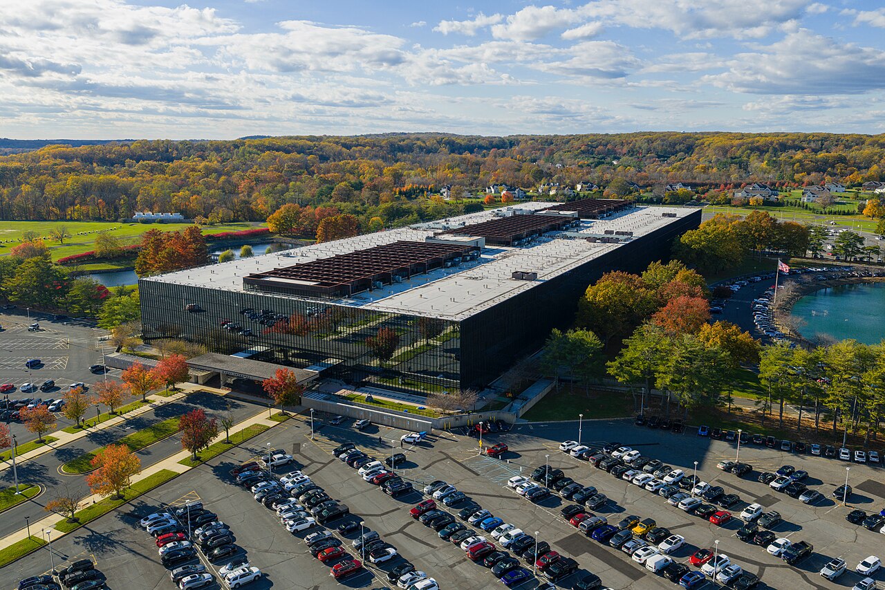 Bell Labs' Prodigy Was Producing a Breakthrough Every Eight Days, Which Should Have Been the Tell — Jan Hendrik Schön, 2002